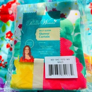 The Pioneer Women shower curtain 🌺